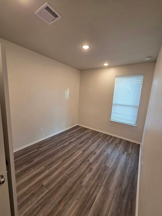 Building Photo - 11726 White Cedar St