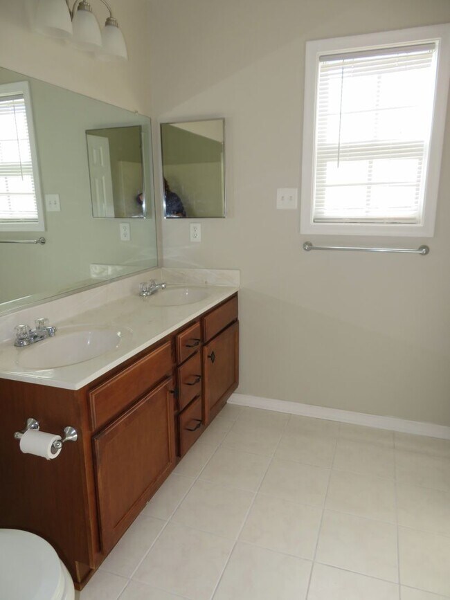 Building Photo - Colonial Heights