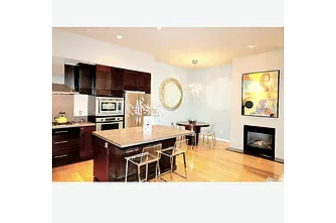 Building Photo - 1900 S River Dr