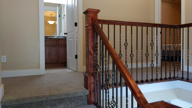 Arrival upstairs. MBR & washroom to left. Others to right. - 122 S Tamarak Cir