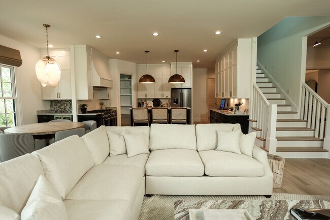 Building Photo - GREEN HILLS CUSTOM BUILT HOME. 5 BED 5 1/2...