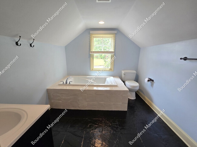 Building Photo - 2533 Sylvan Rd
