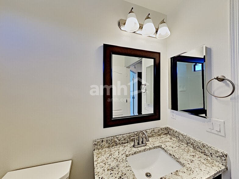 Building Photo - 342 W Calle Paso Suave