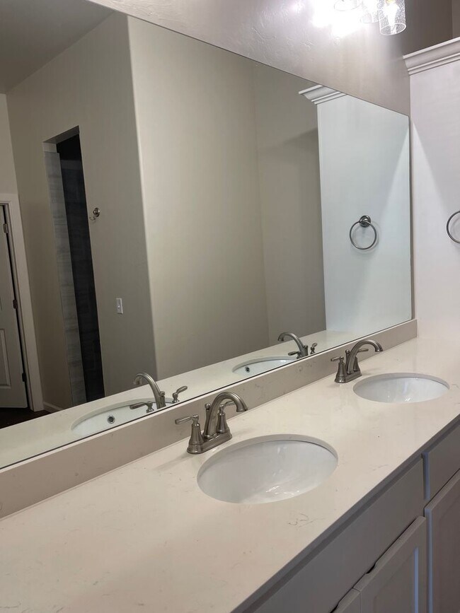 Building Photo - Spacious 4 bed 3 bath home