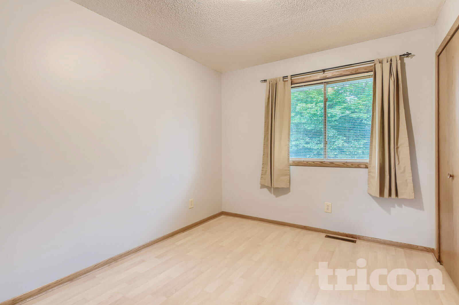 Building Photo - 11051 Quebec Ave N