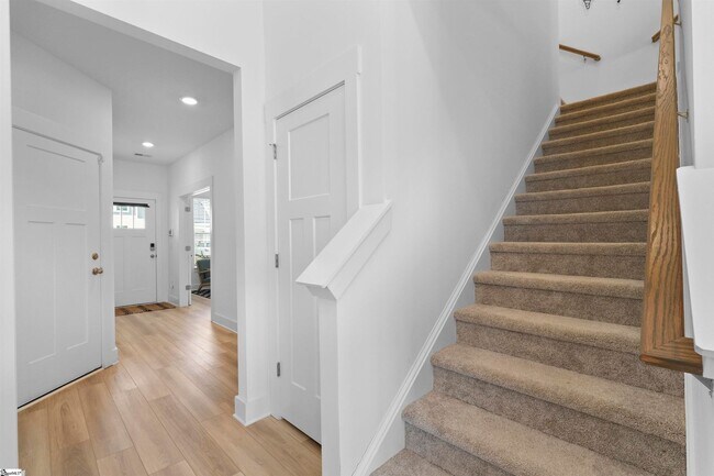 Building Photo - Wonderful Short-Term Furnished Townhome Cl...