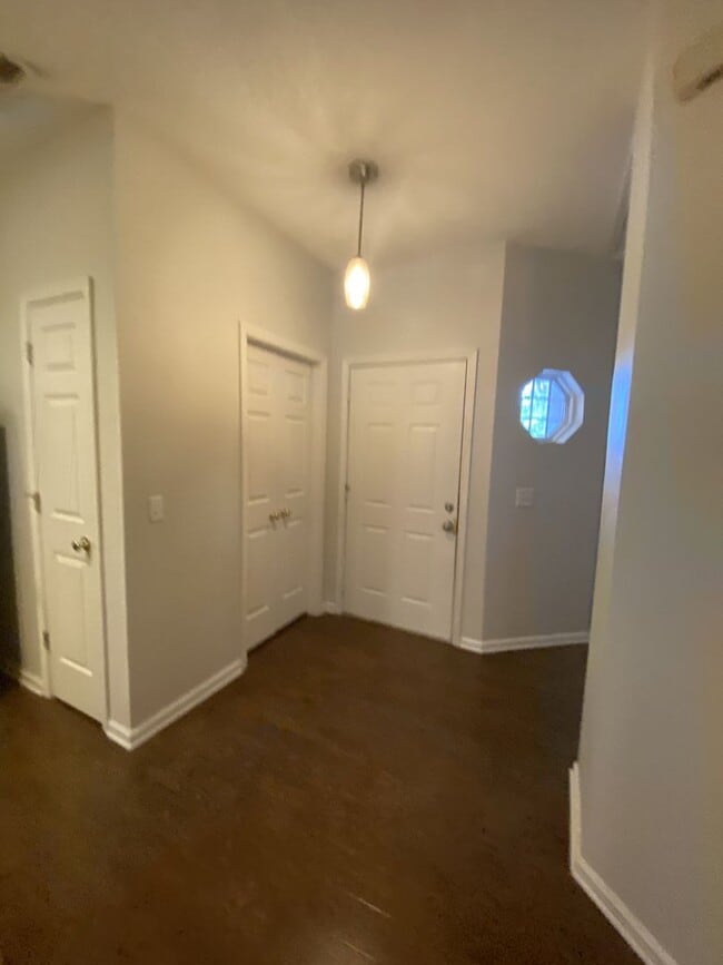 Building Photo - 3 miles to Wrightsville Beach! 1 Block fro...