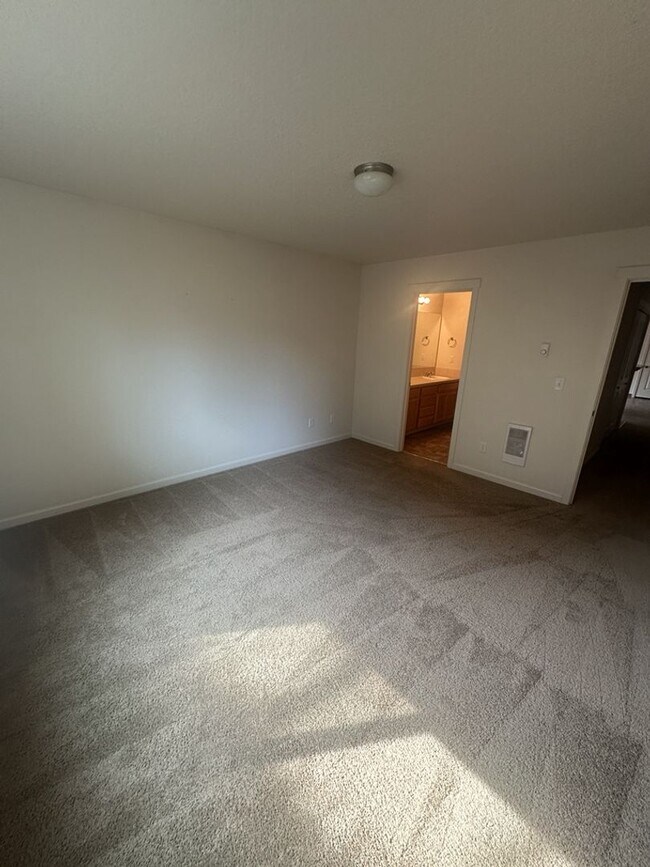 Building Photo - Three Bedroom Ranch in Orchards!