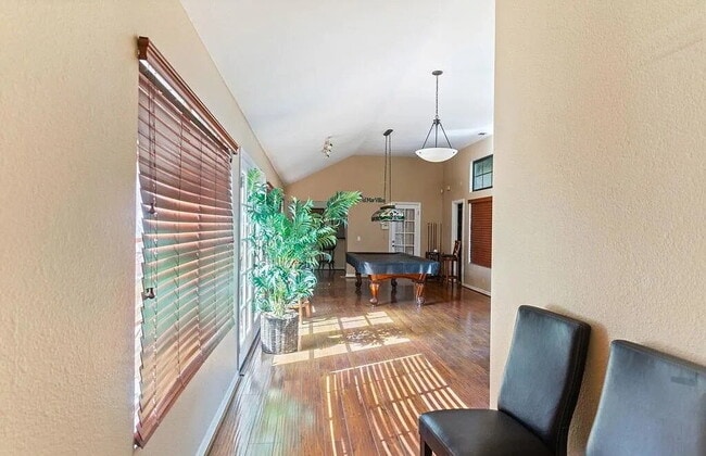Building Photo - 1 Bedroom Gem in Carmel Valleys Top Notch ...