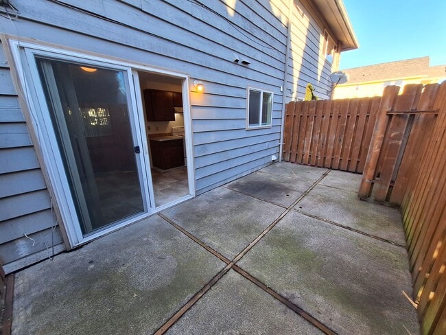 Building Photo - Two Bedroom Townhouse Style Unit