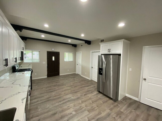 Building Photo - Renovated! AMAZING Pool+Spa!