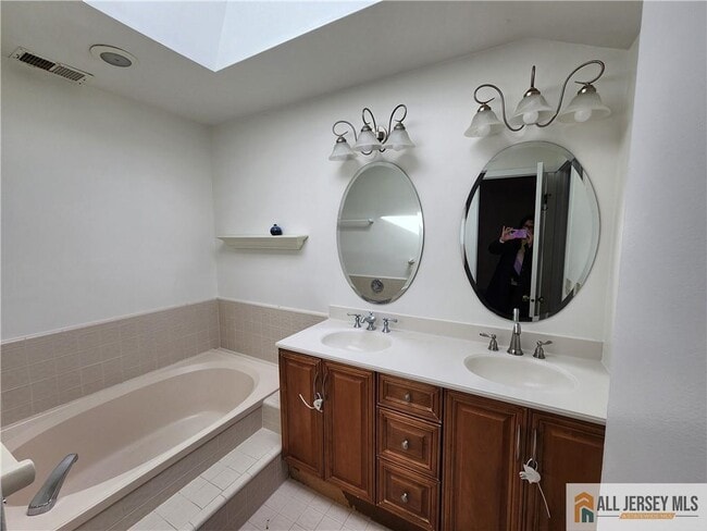 Building Photo - 254 Sayre Dr