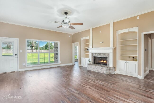 Building Photo - "Charming 4-Bedroom Gem with Spacious 2091...