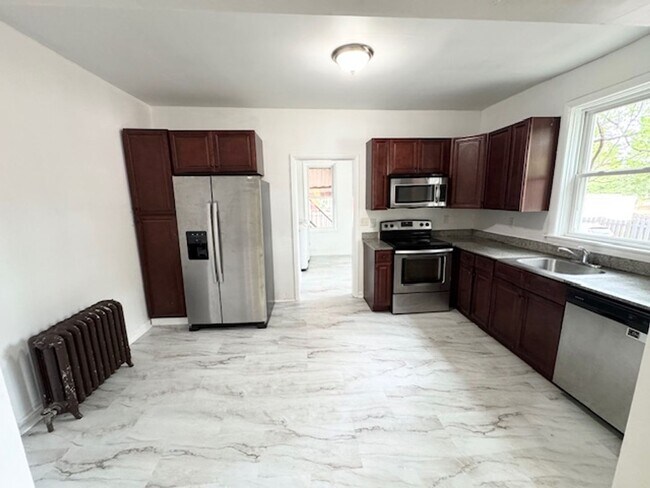Building Photo - 5 Bedroom Semi-Detached Spacious Home