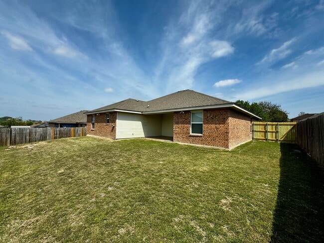 Building Photo - Spacious 4 Bedroom 2 Bath