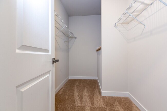 Building Photo - Elegant Townhome Living Near Herndon Conveniences