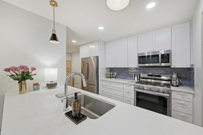 Building Photo - 702 Castle Ridge Rd