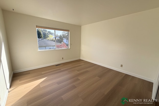 Building Photo - Updated 3 Bedroom, 2 Bathroom in Laurelwood Neighborhood San Mateo