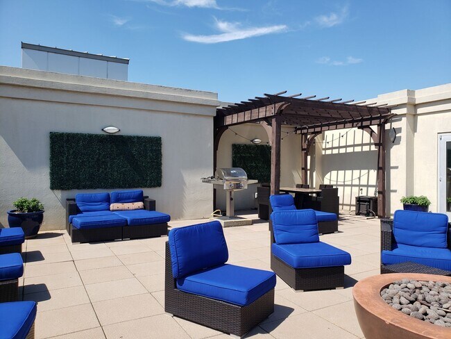 Building Photo - 2 bedroom Condo In Gateway Plaza