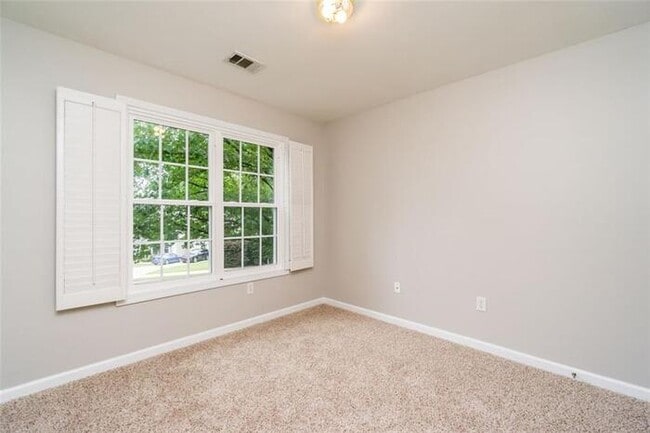 Building Photo - Alpharetta 4 bedroom home with large fenced in backyard