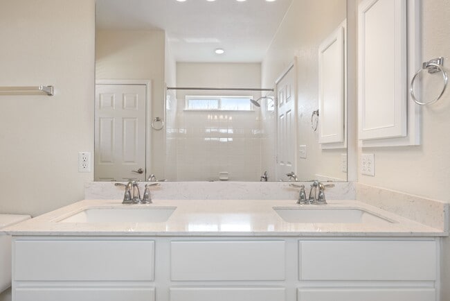 Building Photo - 805 Sandhill Branch Dr