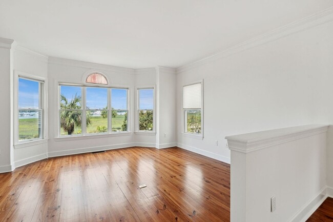 Building Photo - Move In Ready Waterfront Townhome in Downt...
