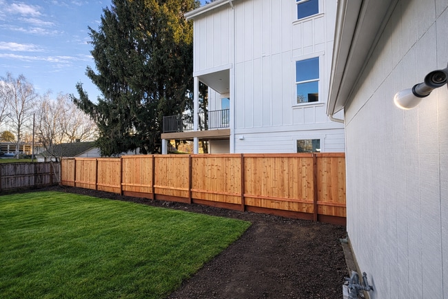 Building Photo - 449 SE 4th Ave