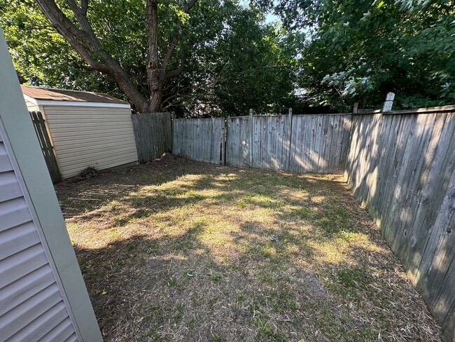 Building Photo - Large Townhouse in Virginia Beach with a Fenced Yard!