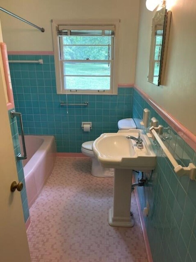 Building Photo - West Meade Single Family Home Close to Nashville West Shopping Center