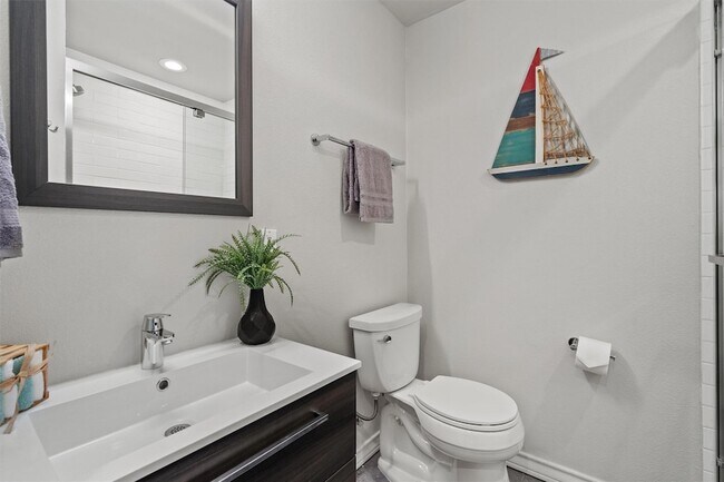 Building Photo - 504 Lakeshore Cir