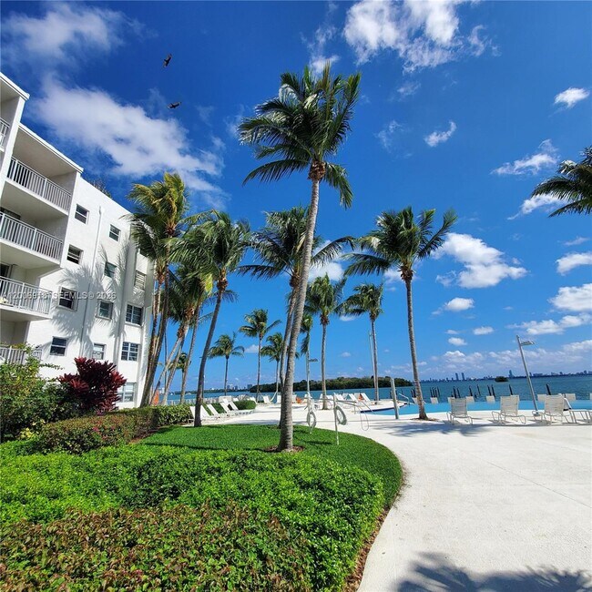 Building Photo - 650 NE 64th St