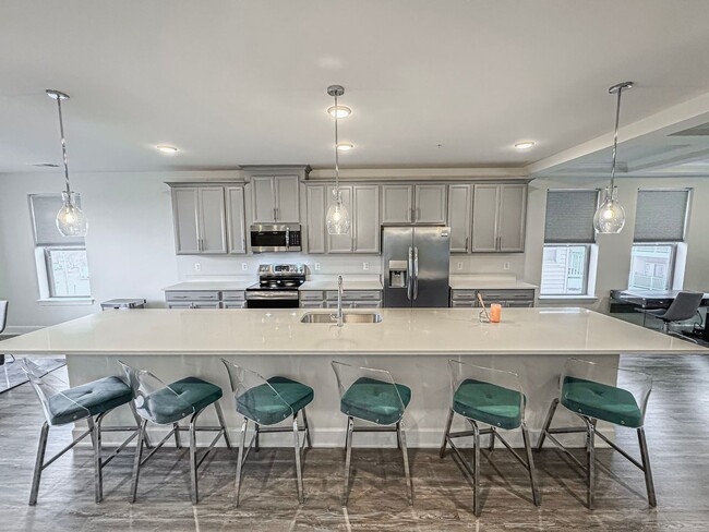 Building Photo - Stylish 3 Bed 2.5 Bath End-Unit Townhome W...