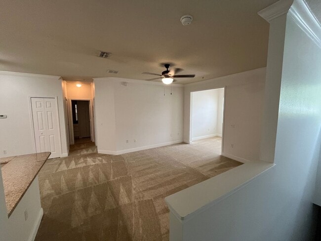 Building Photo - 1Bdrm 1Bath -- Gated Community of Southern...