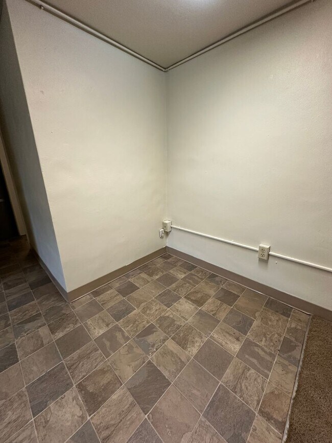 Building Photo - (487) 25th Street Duplex  2 Bdrm / 1 Bthrm