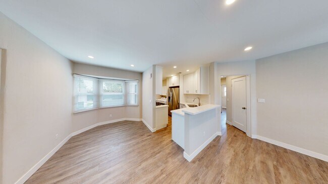 Building Photo - Newly Renovated, Quick to Campus (Lease ou...