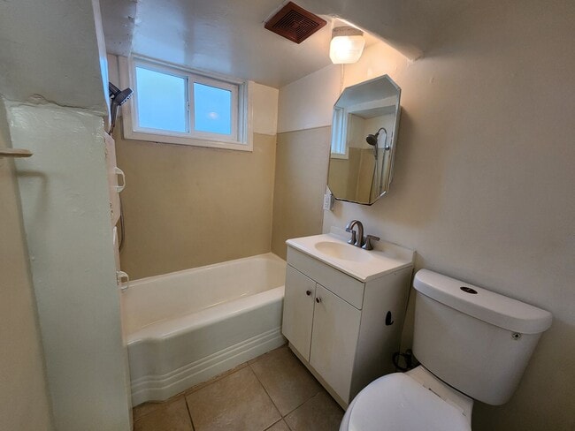 Building Photo - F99if900 (4Plex) ***