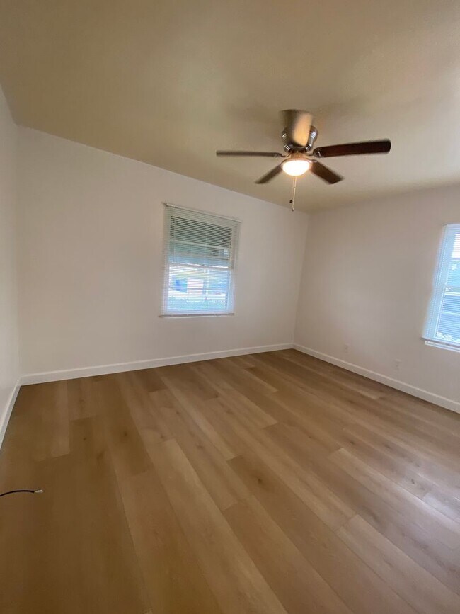Building Photo - Cute 3 Bedroom 2 bath home located near SD...