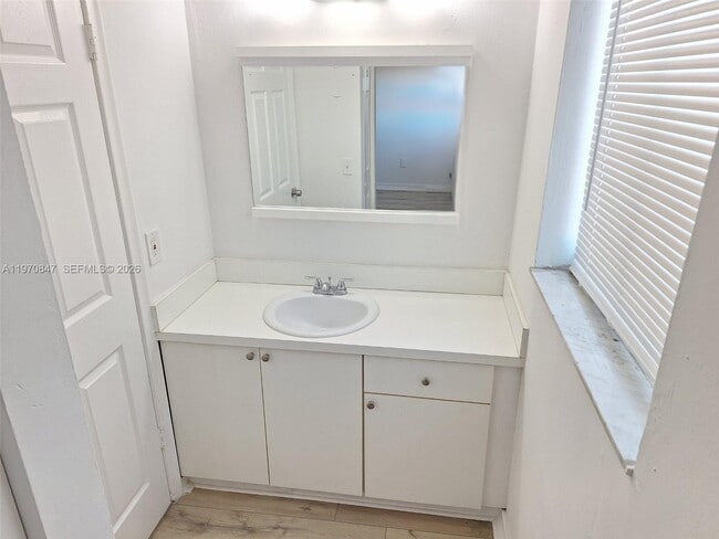 Building Photo - 2011 Bay Dr