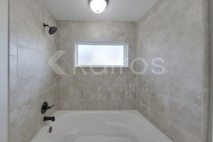 Building Photo - 820 Marion Oaks Manor