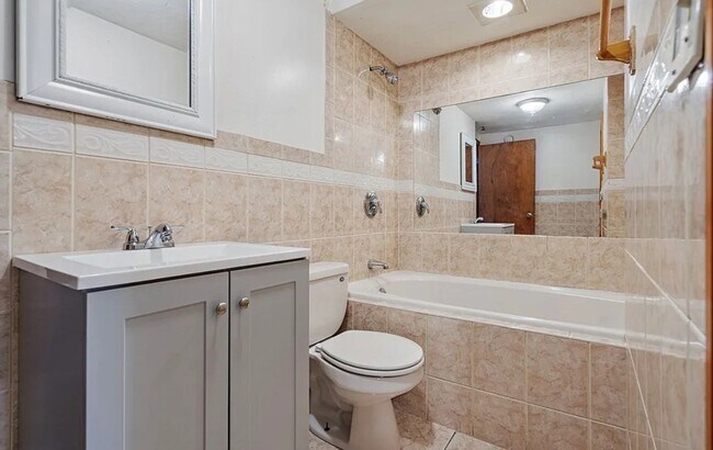 Building Photo - 32 Violet St