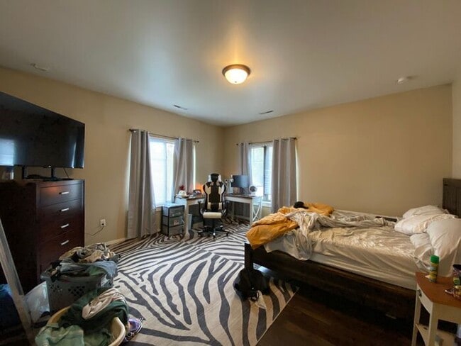 Building Photo - $4,400 | 5 Bedroom, 3 Bathroom Condo | NO ...