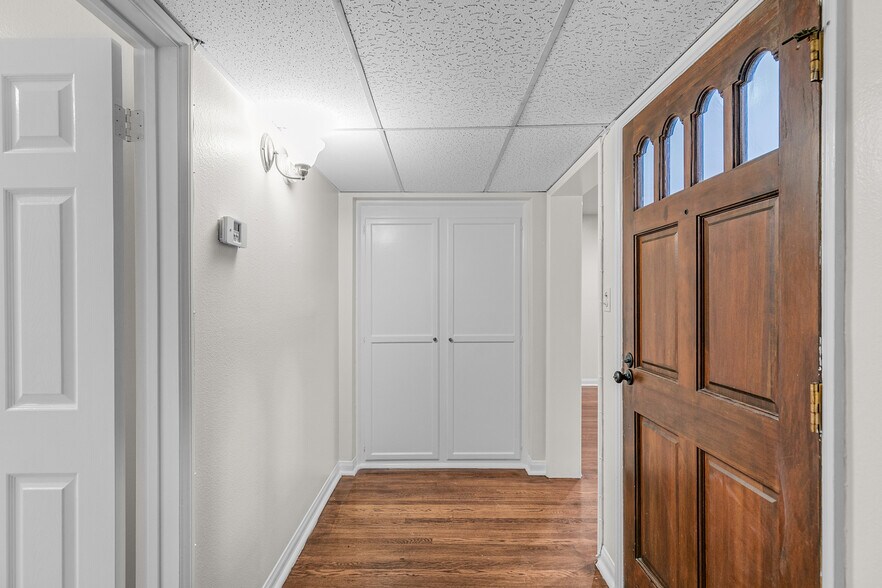 Building Photo - 222 S Rexford Dr