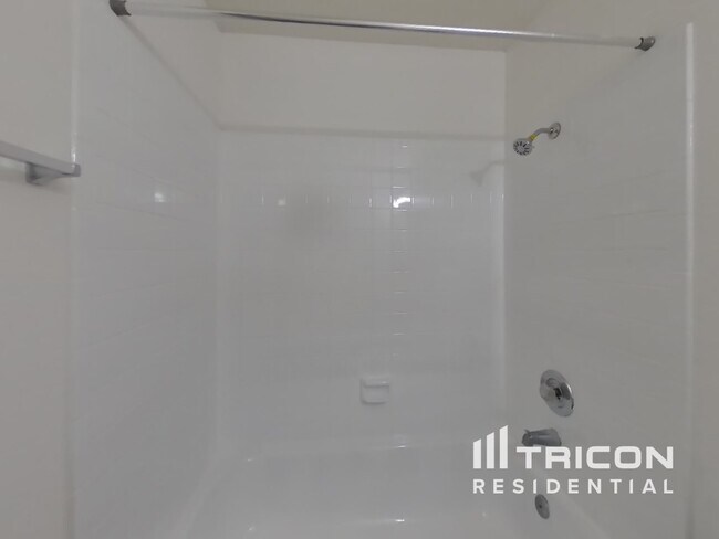 Building Photo - 1618 N Arrowhead Dr