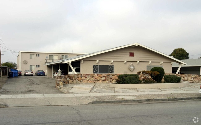 Building Photo - 929 Tamarack Ln