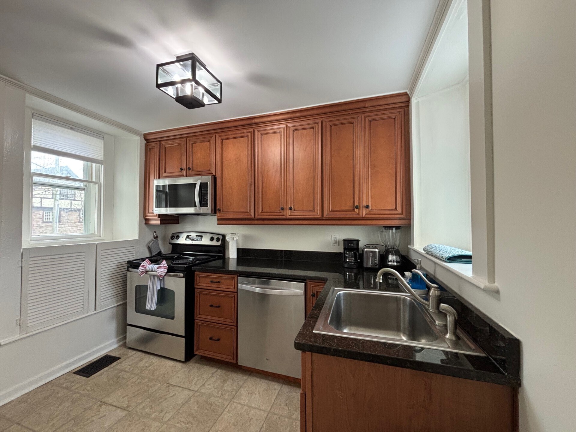 Building Photo - 77 Coggeshall Ave