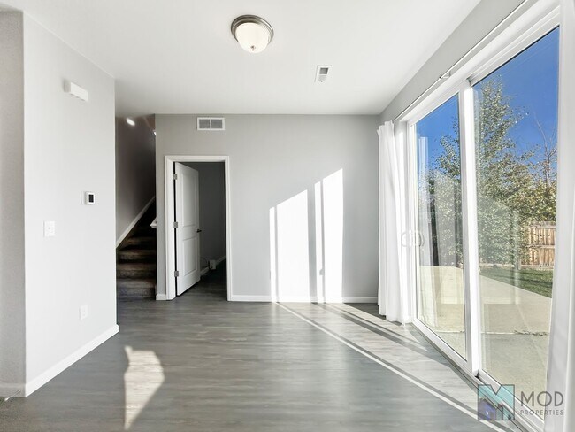 Building Photo - $0 DEPOSIT OPTION. SPACIOUS 4-BEDROOM, 3.5...