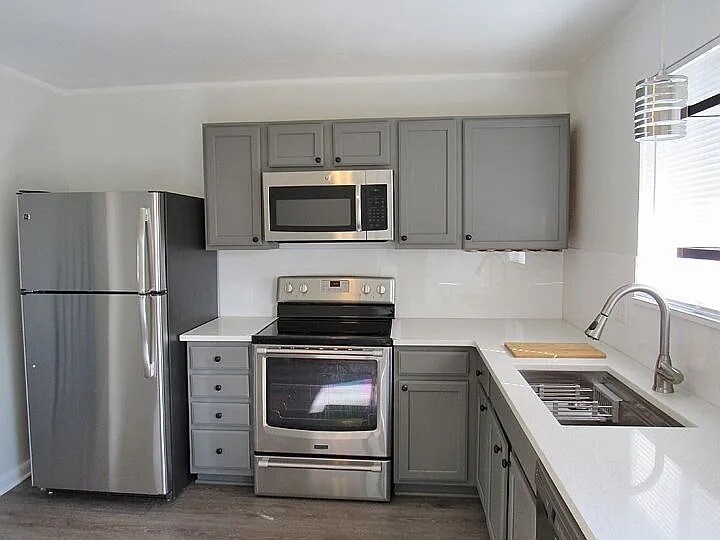Kitchen-Quartz Countertops - 917 Pioneer Ln