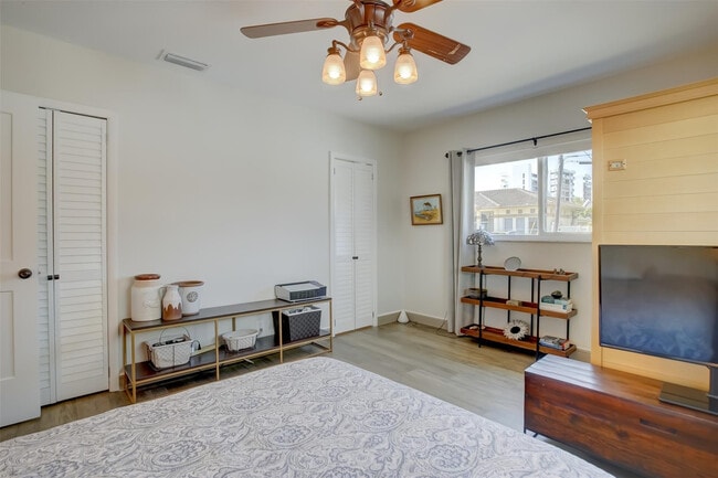 Building Photo - 1450 N Riverside Dr