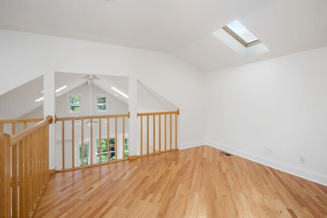 Building Photo - Large 3 BR/3 BA Duplex in the heart of Lincoln Park