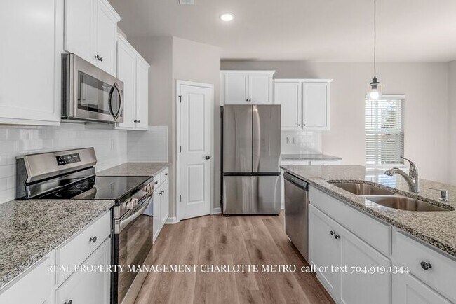 Building Photo - Stunning 4-bedroom, 2.5-bathroom home located in the vibrant city of Charlotte, NC.
